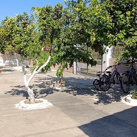 Tria Liodendra Corfu-sun Lägenhet *