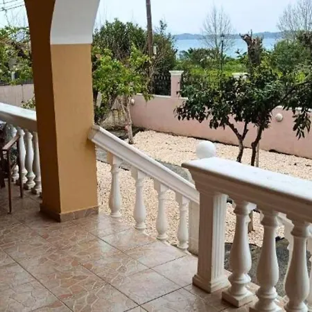 Tria Liodendra Corfu-sun * Petrití