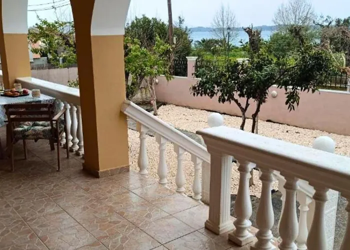 Tria Liodendra Corfu-sun * Petrití